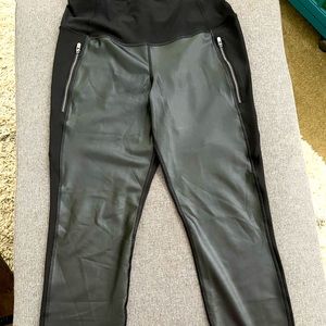 Black legging with front faux leather and zipper pocket